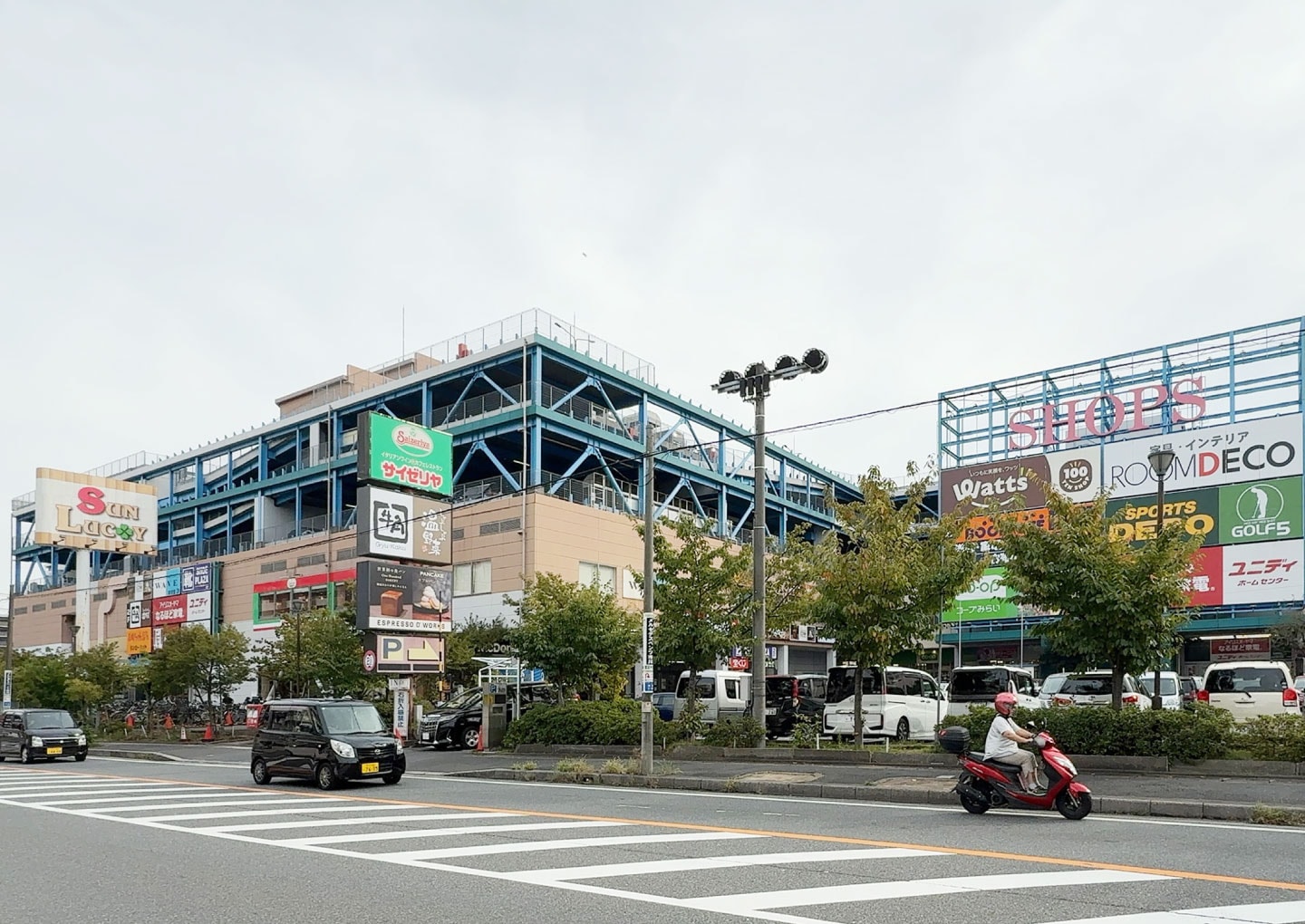 SHOPS（徒歩15分・約1,200m）